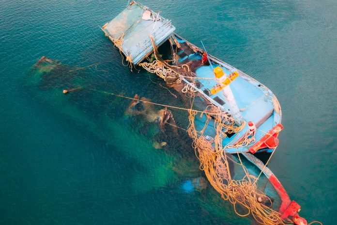 Restos de un avión sumergido en el fondo marino