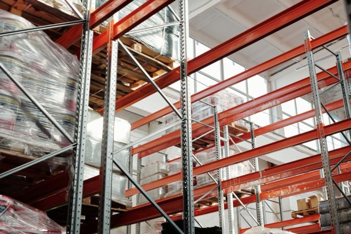 Centro de distribución logística con almacén de productos