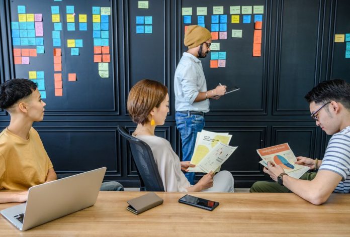 Equipo de estrategia creativa trabajando en una sesión colaborativa