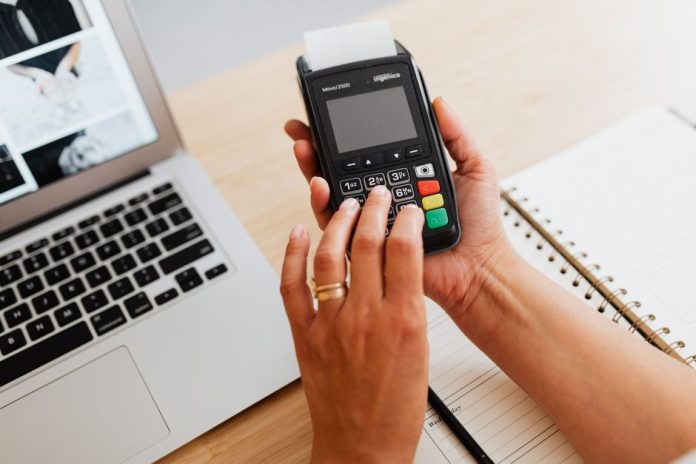 Terminal de pagos y tecnología en un entorno empresarial moderno