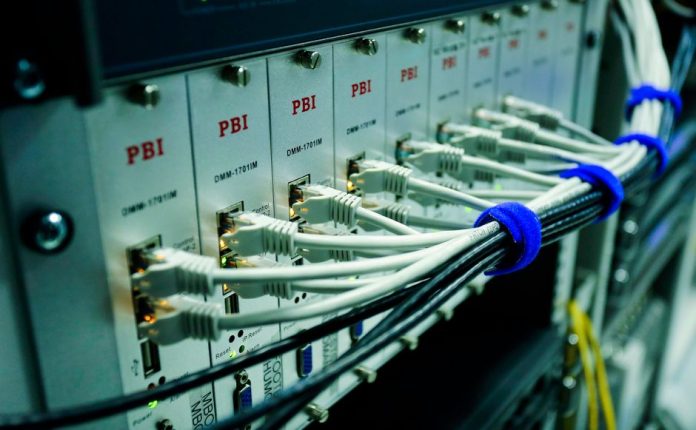 Centro de datos con servidores iluminados en disposición de pasillo