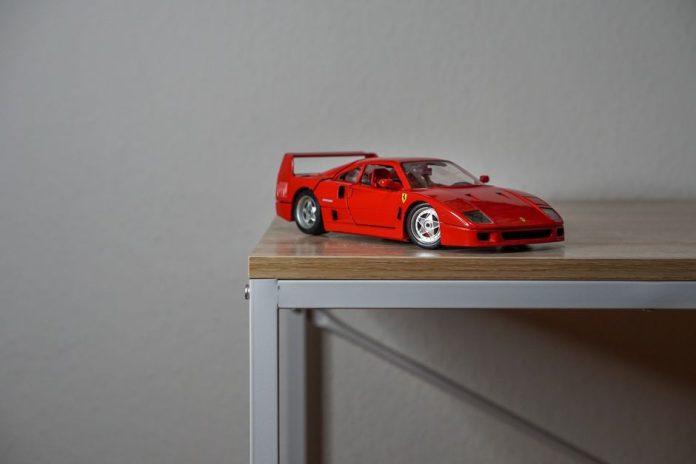 Colección de coches de juguete en miniatura sobre una estantería