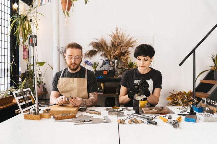 Creación artesanal de joyería y accesorios en taller de diseño