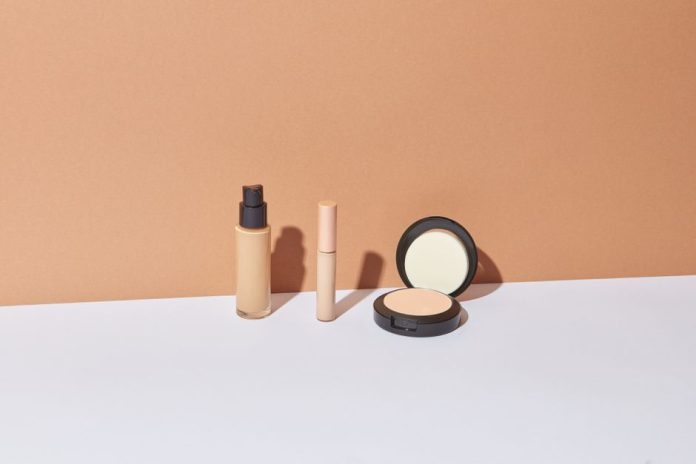 Productos de belleza en un entorno elegante con iluminación profesional