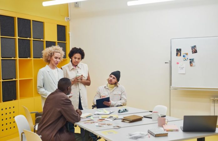 Equipo creativo trabajando en oficina con ambiente distendido y colorido