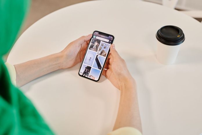 Espacio de trabajo de creador de contenido digital con smartphone y redes sociales