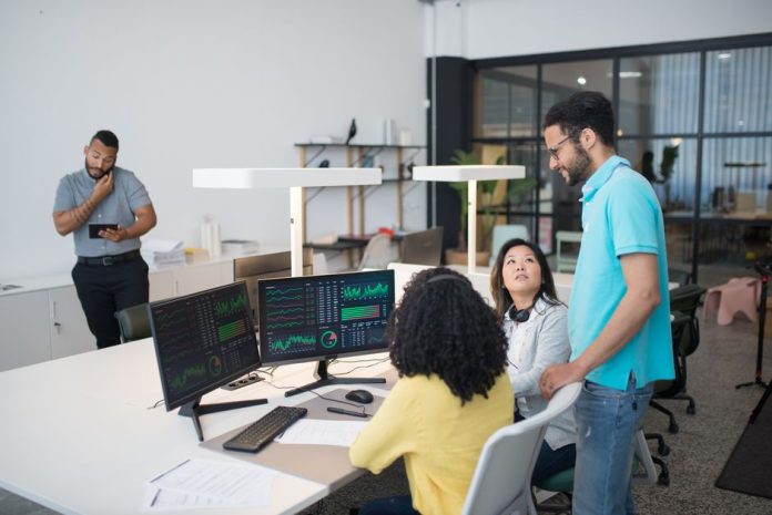 Espacio de trabajo moderno con tecnología y reuniones corporativas