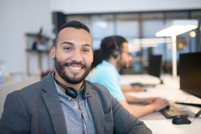 Equipo de atención al cliente en oficina moderna