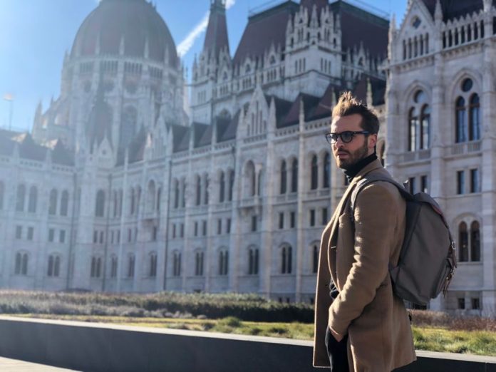 Edificio institucional europeo representando la legislación de transparencia fiscal