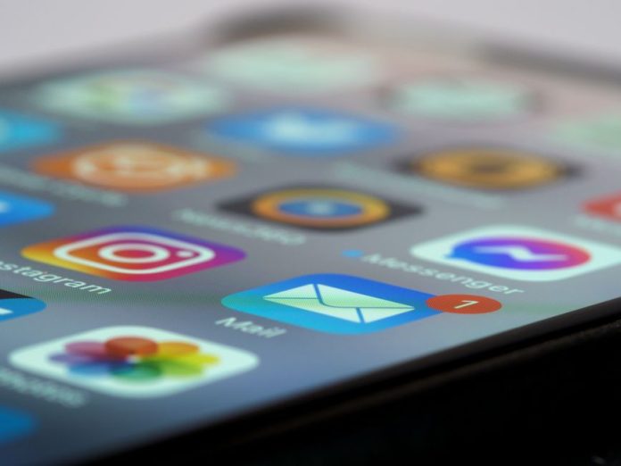 Pantalla de smartphone mostrando aplicaciones en ejecución