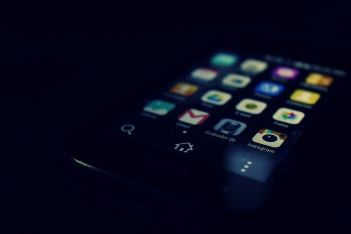 Pantalla de móvil mostrando aplicaciones de redes sociales