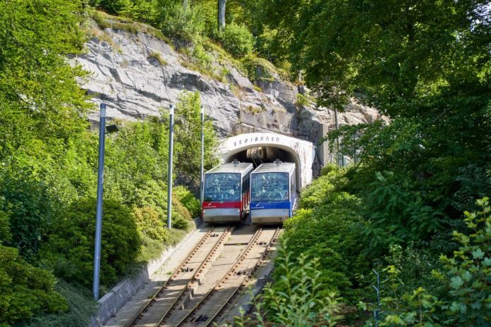 Entrada a un túnel ferroviario en paisaje montañoso alpino