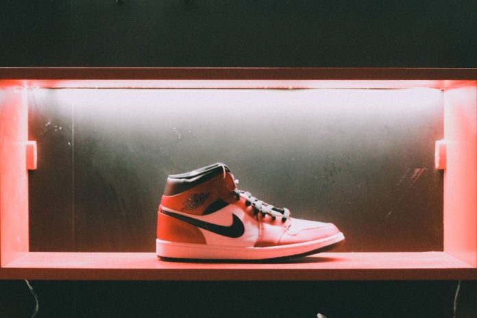 Exposición de zapatillas deportivas en una tienda especializada