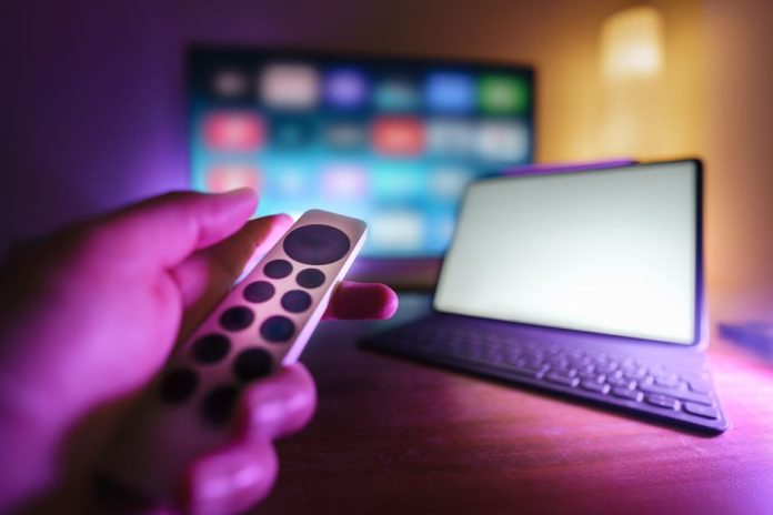 Pantalla de servicio de streaming en una sala oscura