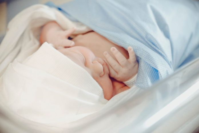 Recién nacido en entorno hospitalario recibiendo atención médica neonatal