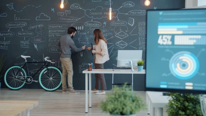 Oficina moderna de agencia con equipo en reunión de estrategia