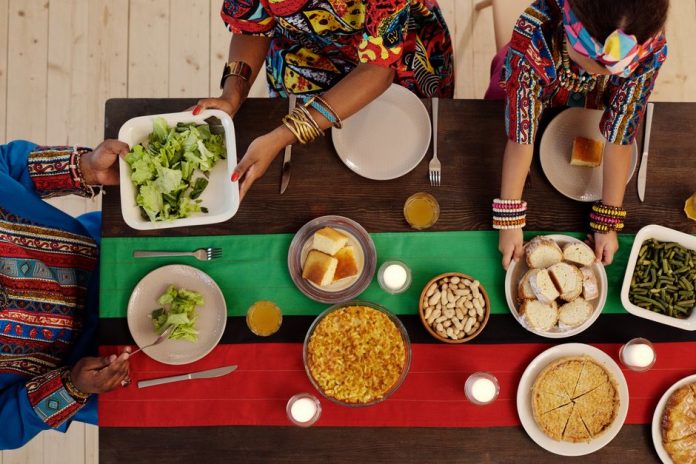 Comida compartida en mesa familiar con bebidas y platos