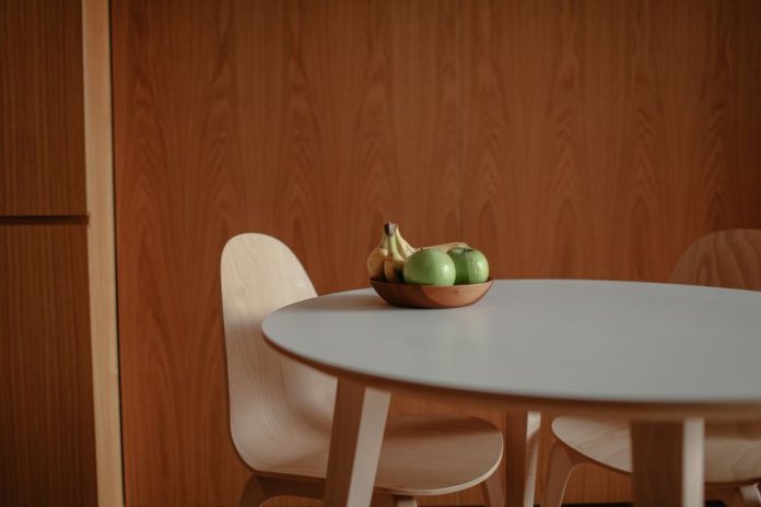 Tienda de muebles de diseño escandinavo con estanterías modulares
