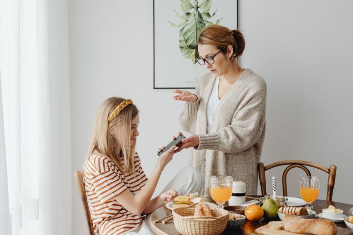 Mujer hablando por teléfono en un salón