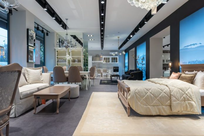 Espacio de diseño y mobiliario moderno en un evento corporativo
