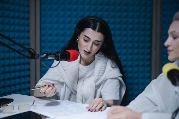 Micrófono y equipamiento de estudio de radio